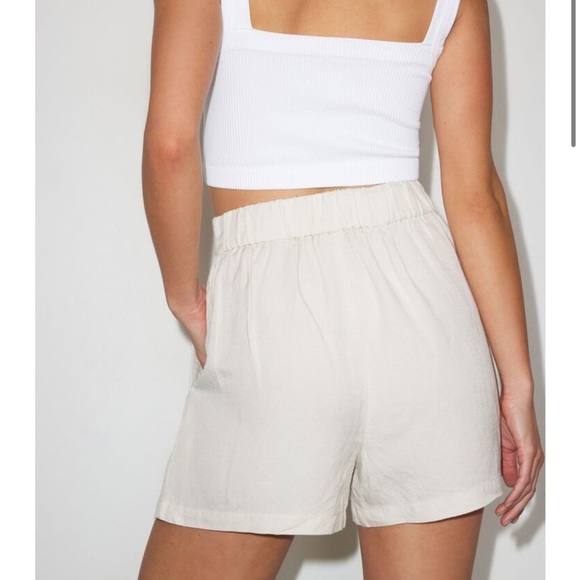 Dynamite Mabel Flowy Linen Short in Rainy Day Beige - Picture 4 of 9